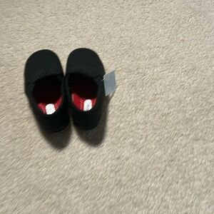 Size 8 brand new with tag foam treads slippers